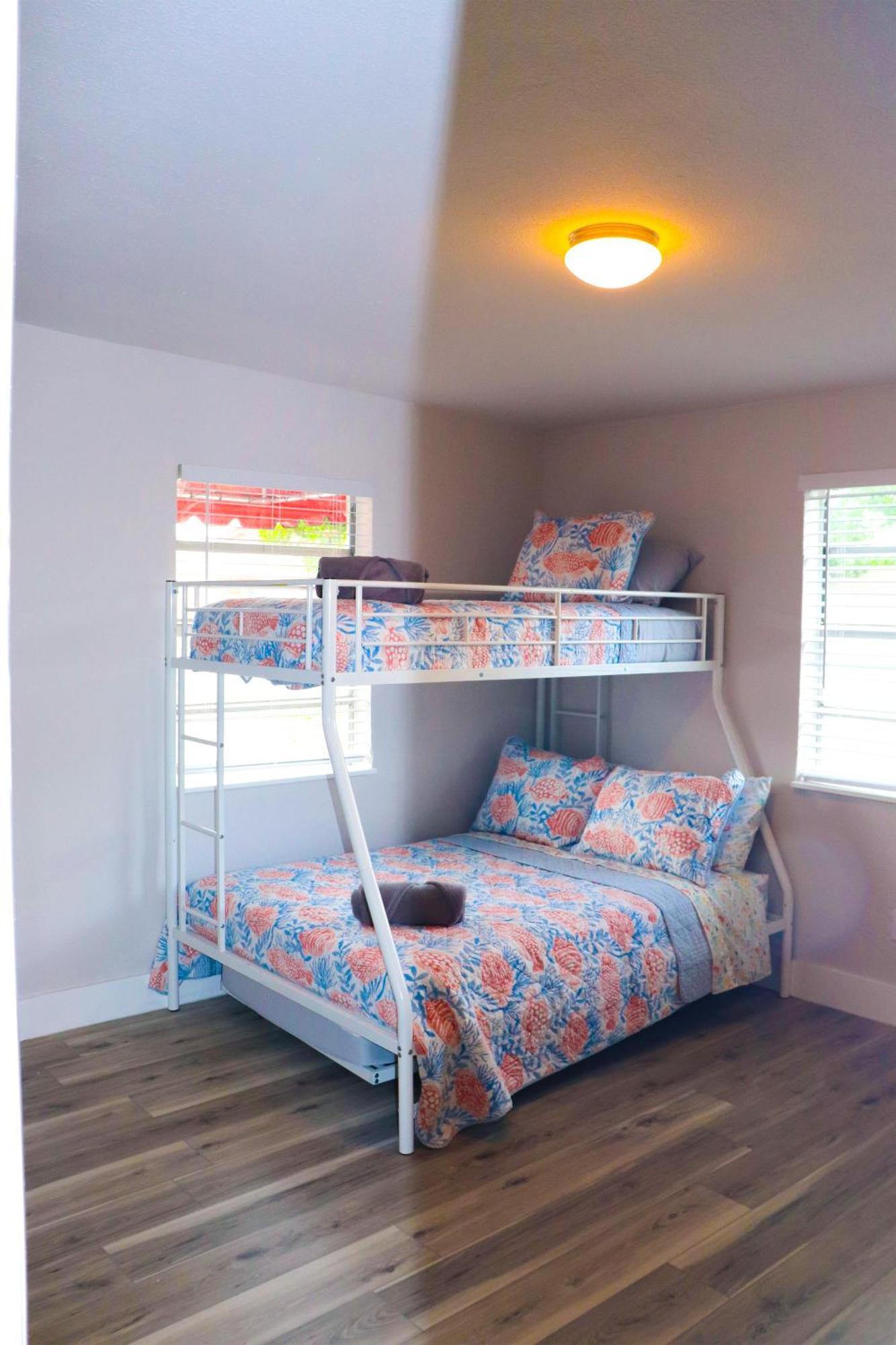 Flamingo Beach House デイニア・ビーチ エクステリア 写真
